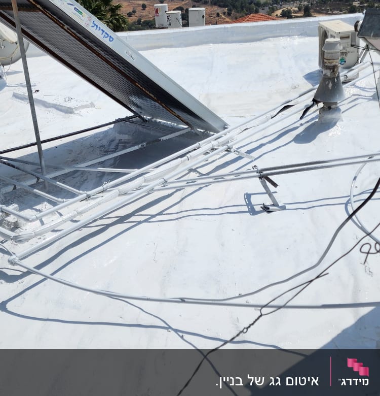 גג אטום עם ציפוי לבן, צינורות ומתקנים